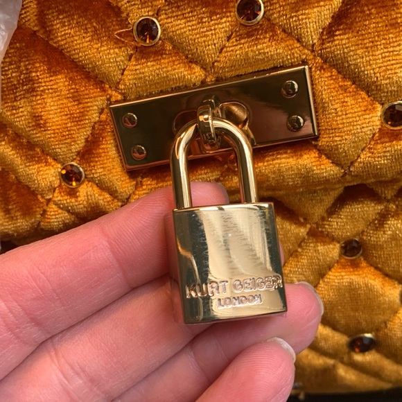 Authentic KURT GEIGER LONDON Velvet magnetic closure convertible Crosb/Shoulder - Picture 14 of 15